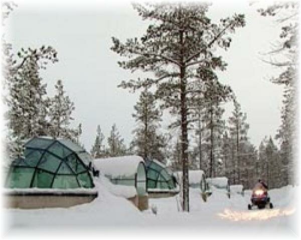 Неподалеку от ледяного отеля построены иглу из стекла