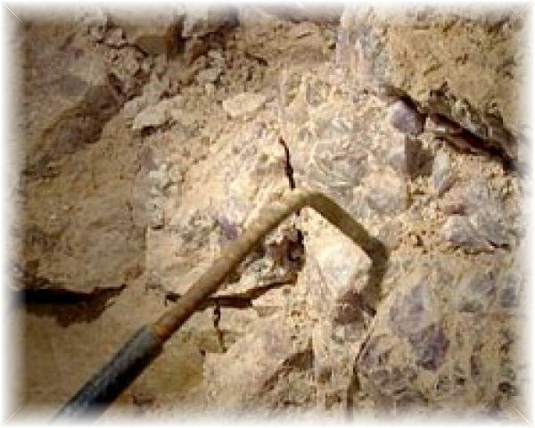 Аметисты добывают по старинке, вручную, нехитрым инструментом