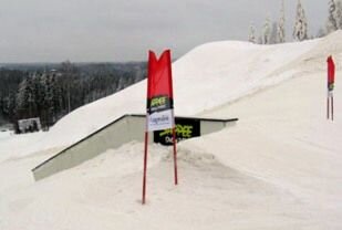 Джибинговая зона в сноу-парке на горнолыжном курорте Саппее в Финляндии
